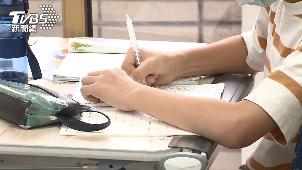 要求挑錯字女童卻畫「4鬼臉」?網見題目笑:我會給分