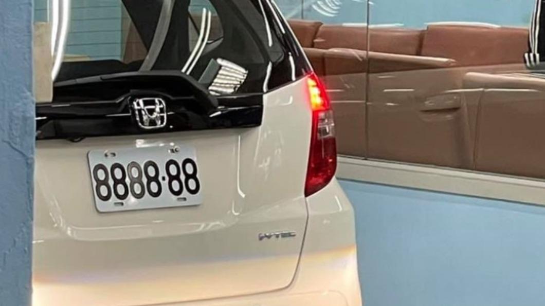 車主不惜花358.9萬元搶下「8888-88」車牌。（圖／翻攝自爆廢公社臉書）
