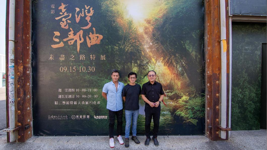 (左起)范逸臣、史哲副市長、魏導展場門口合影。(圖/高雄市政府提供)