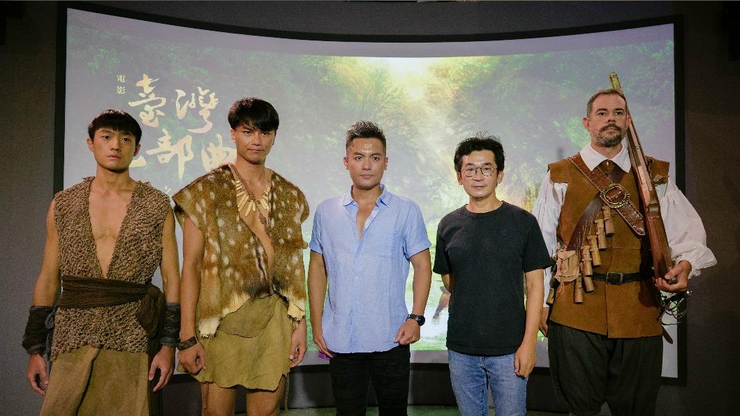 魏導、范逸臣與3名身著《臺灣三部曲》角色扮裝合影。(圖/高雄市政府提供)