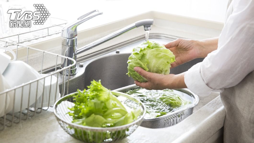 包葉菜類再將每一片葉片撥開清洗。(示意圖/shutterstock達志影像)