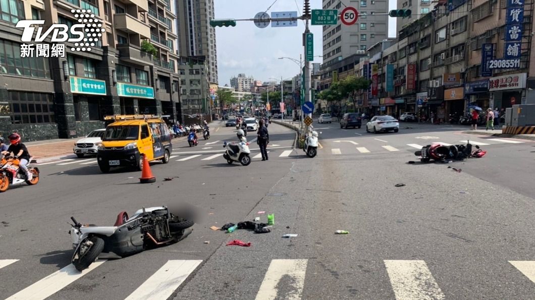 違規行駛人行道、闖紅燈釀追撞　警一查2機車騎士都「無照」