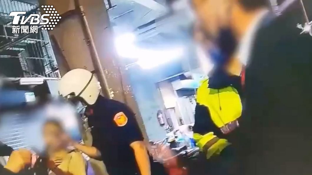 「人行道不能騎車!」酒醉西裝男見女騎電動車 猛呼巴掌