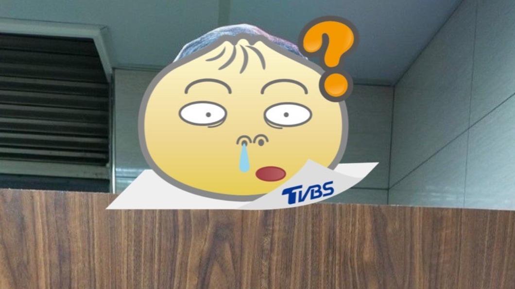 陳時中「看著你笑」被貼政大男廁 學生開醮:哪個X七?