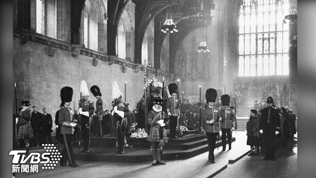 圖輯 / 回顧70年前!英國30萬人瞻仰喬治六世 隊伍長6公里