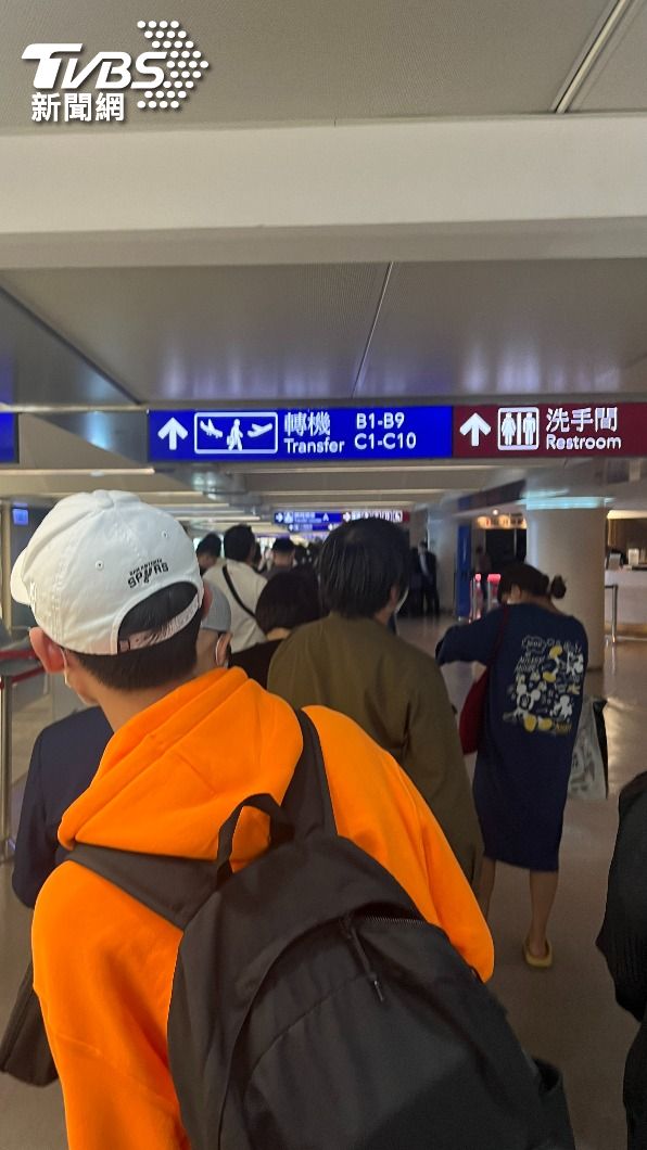 桃園機場第一航廈入境後因為檢疫系統關係仍須排隊。（圖／葉韋辰攝）