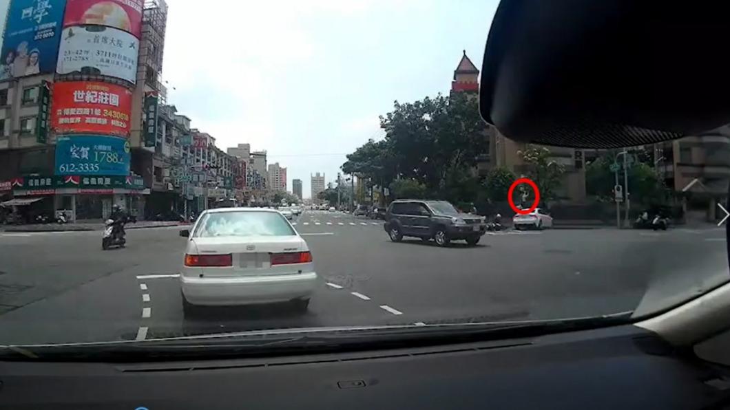女騎士在空中翻一圈。(圖/翻攝自我是楠梓人)