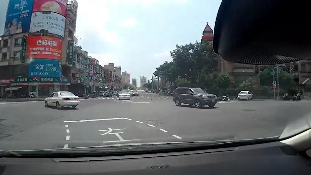 撞上路樹停下。(圖/翻攝自我是楠梓人)
