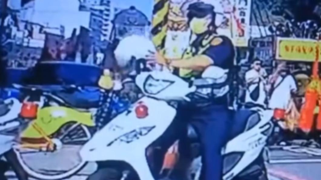 員警又拿起另一頂安全帽試圖戴上。（圖／翻攝自臉書社團「爆怨公社」）