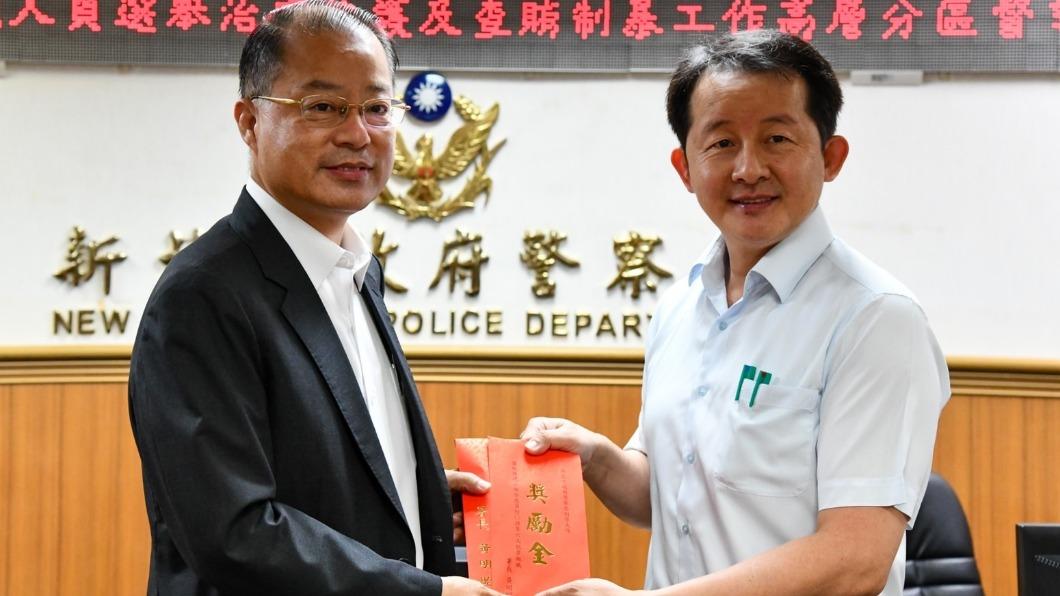 黃明昭頒發破獲重大刑案、組織犯罪案件獎勵金。（圖／TVBS）