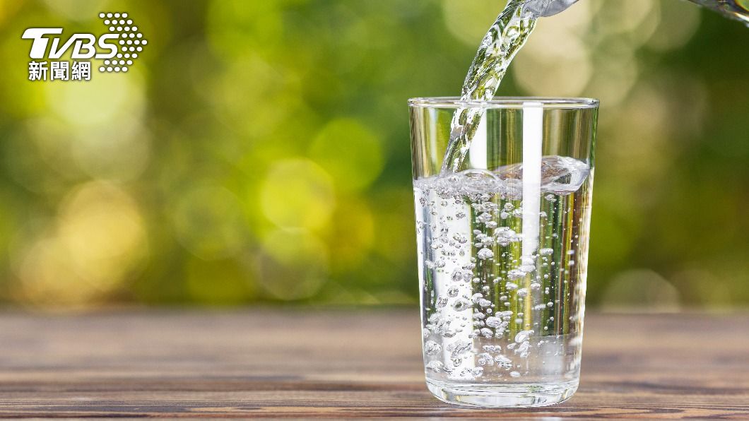 多補充膳食纖維、水分可以改善腸道健康。（示意圖／shutterstock 達志影像）