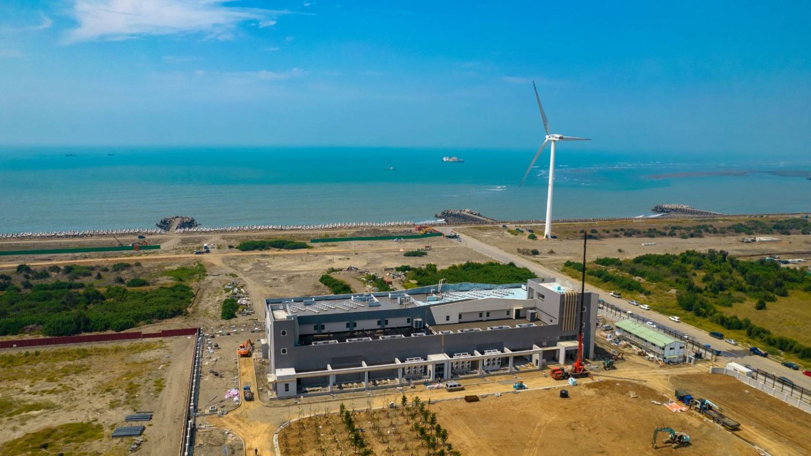 台電規劃「綠能分散供電」提升再生能源併網容量,其中開閉所是離岸風電併網的關鍵樞紐之一。圖為台電彰一開閉所。(圖/台電公司提供)