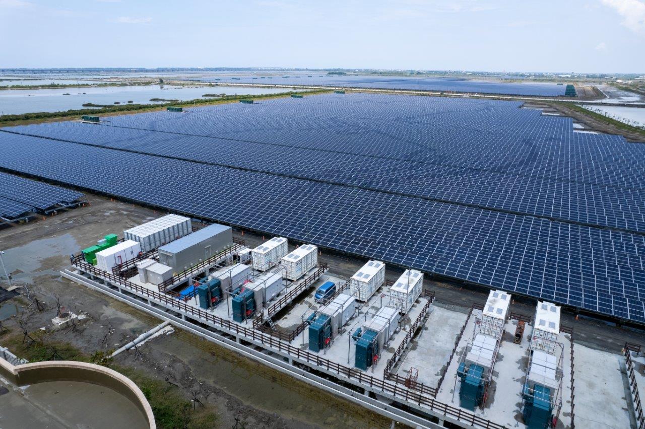 台電規劃「綠能加儲能」,打造區域分散式電網發展,加速邁向淨零排碳目標。圖為台電台南鹽田太陽光電場及儲能設施。(圖/台電公司提供)