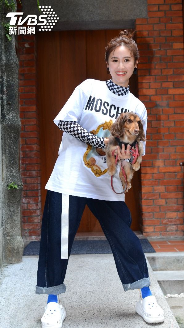 吳姍儒帶著愛犬「呵喜」一起錄影。(圖/許方正攝)