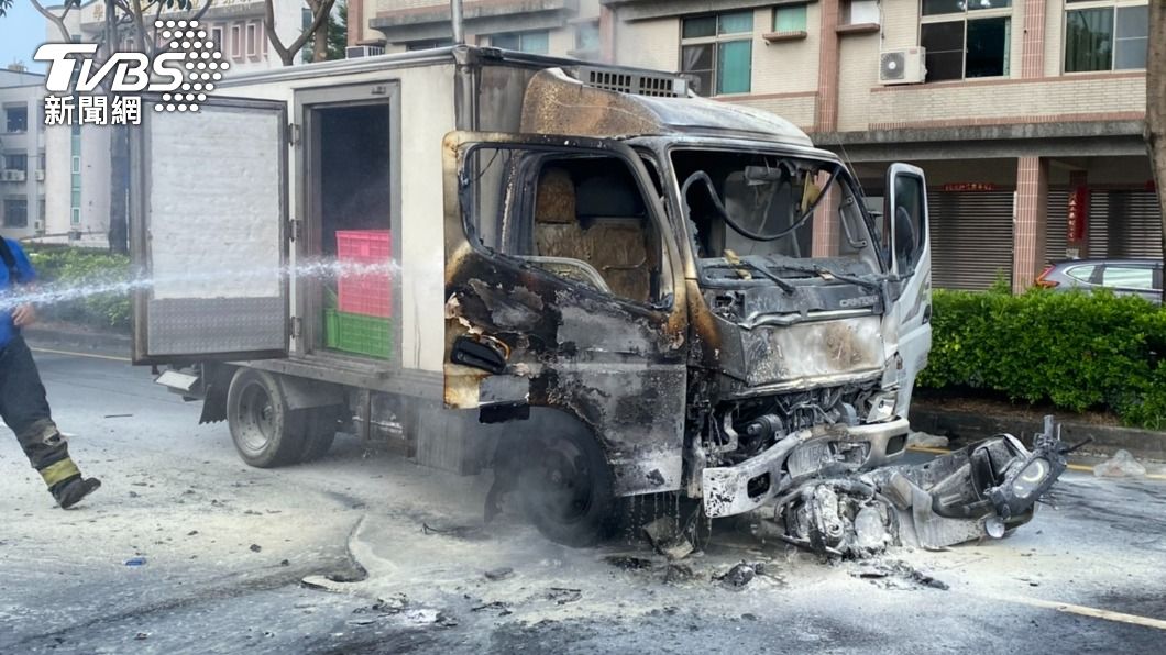 上學遭闖紅燈貨車撞飛!車卡輪下拖行起火 母死兒重傷