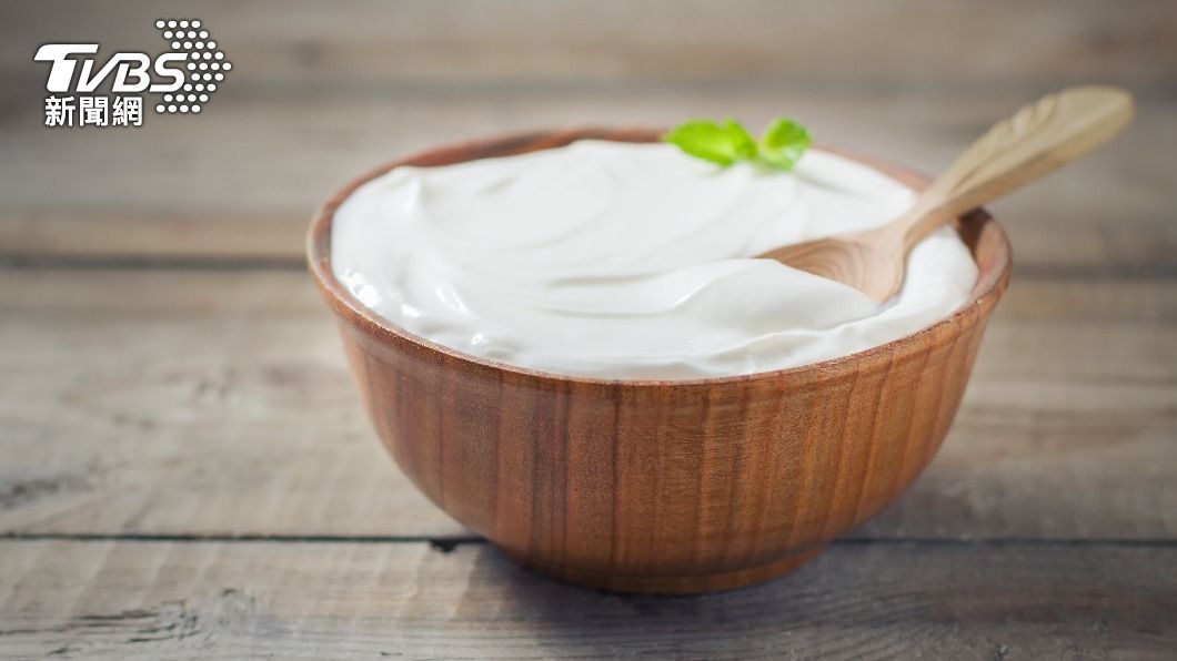 優格富含鈣質，乳酸能促進鈣質吸收。（示意圖／shutterstock達志影像）