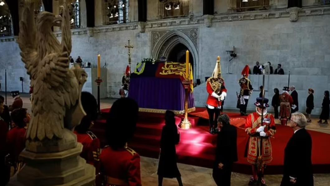 女王的靈柩安置在靈柩台(catafalque)上,由衛兵進行24小時守夜。(圖/翻攝自每日郵報)