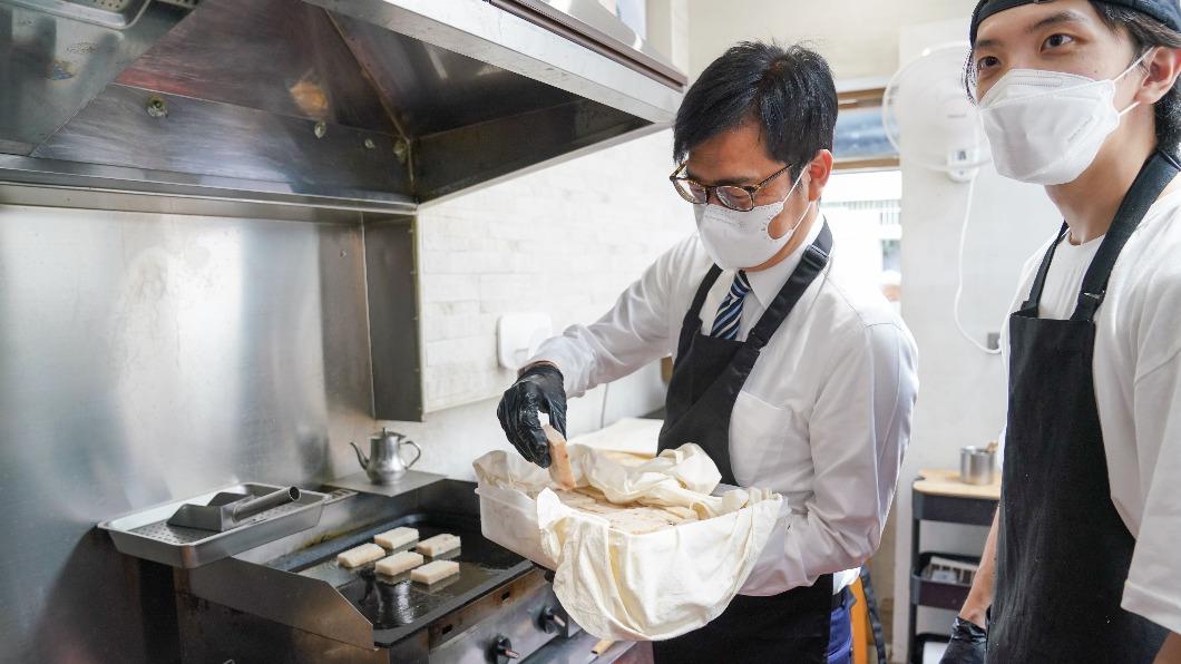 陳其邁體驗做古早味美食。（圖／高雄市政府提供）