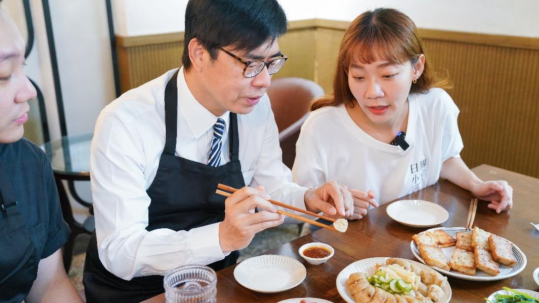 陳其邁大啖美食。（圖／高雄市政府提供）
