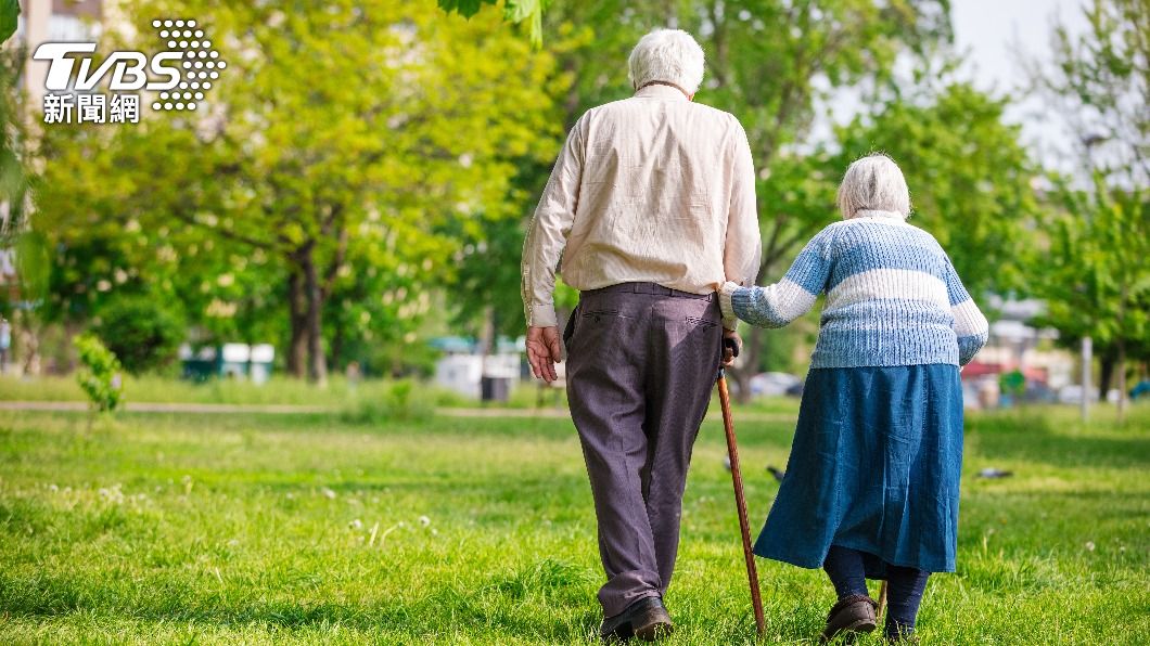 對於家裡有老人或小孩等易重症的脆弱族群者較具意義。（示意圖／shutterstock達志影像）