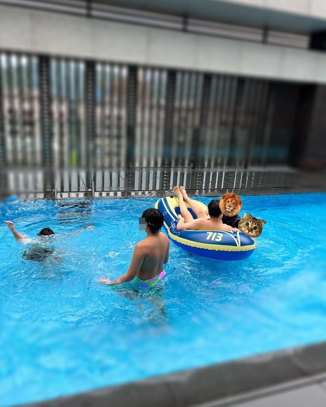 孩子們幸福游泳。(圖/翻攝自陳若儀IG)