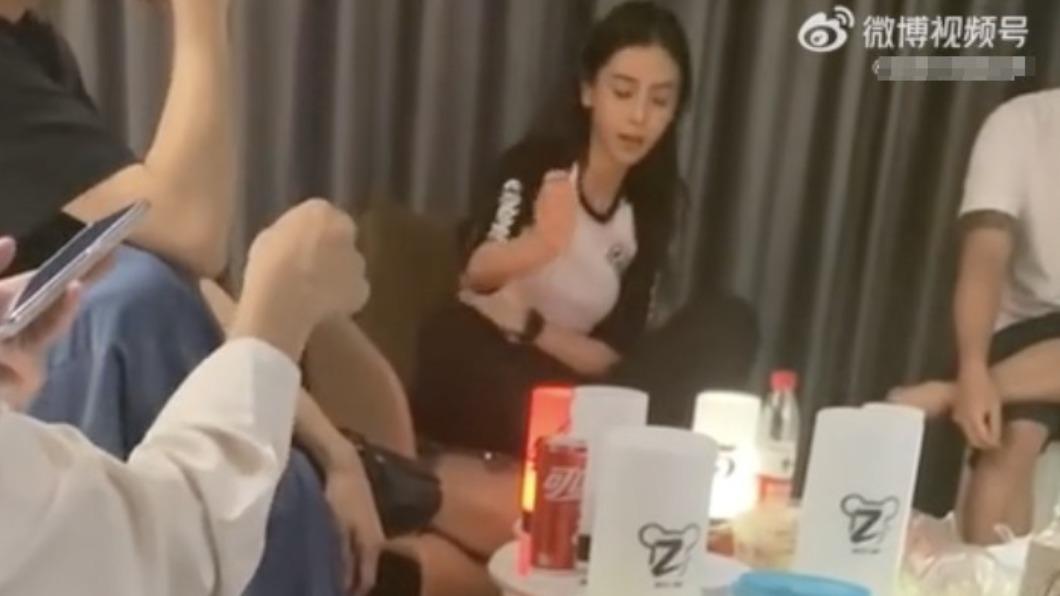 Angelababy被爆出私底下是個老菸槍。（圖／翻攝自微博）