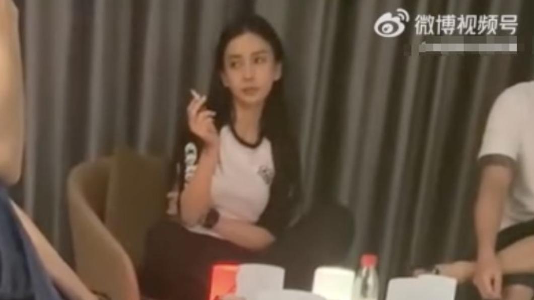 Angelababy盤腿抽菸的畫面曝光。(圖/翻攝自微博)
