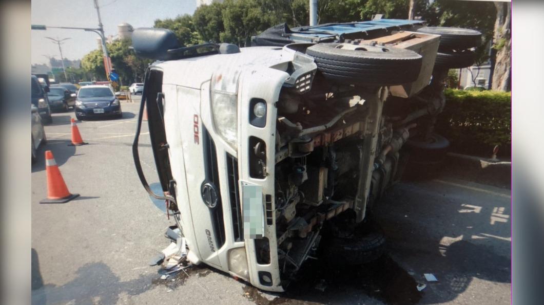 貨車撞分隔島翻覆(圖/桃園警方提供)