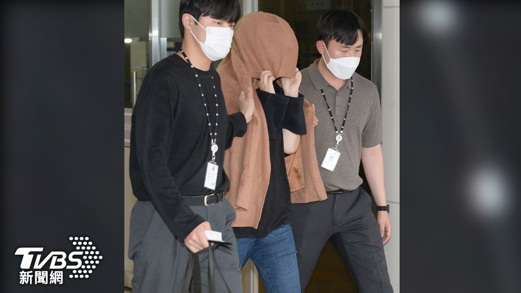 南韓警方逮捕紐西蘭手提箱幼童遺骸案的女性嫌犯。(圖/達志影像美聯社)