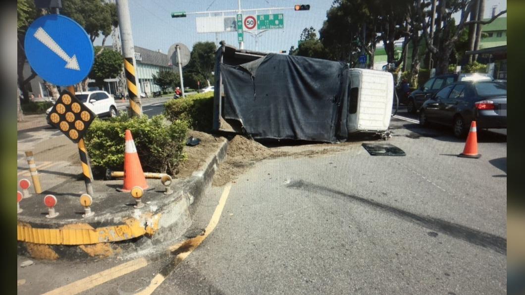 貨車撞分隔島翻覆(圖/桃園警方提供)