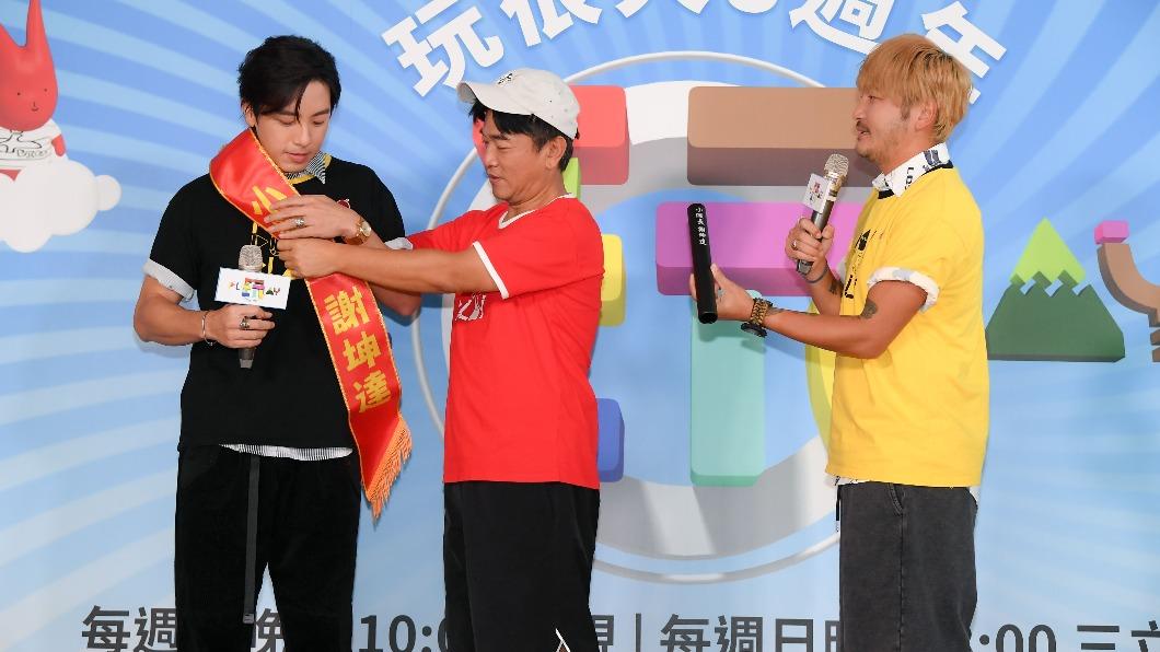吳宗憲暖心地幫坤達戴上「小隊長」的紅布條。（圖／三立提供）