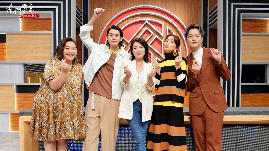 鍾欣凌(左起)、李玉璽、苗可麗、Ella、索艾克日前錄影。(圖/衛視中文台提供)
