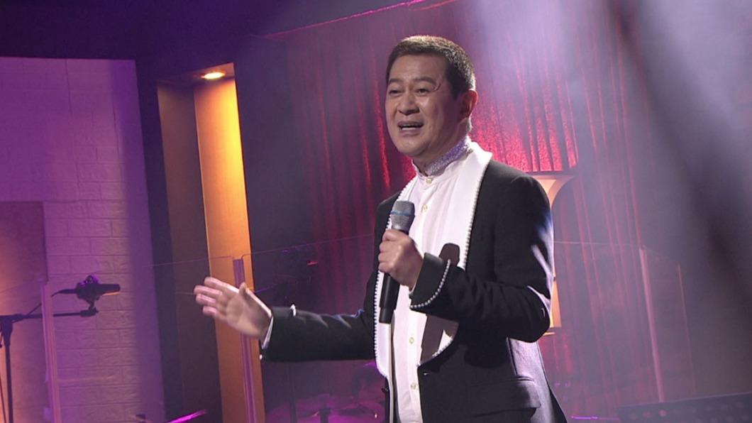 蔡小虎在節目上演唱經典歌曲。（圖／年代提供）