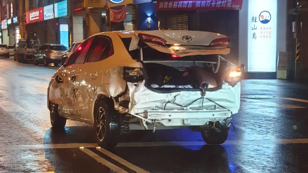 霍爾移動的超跑？轎車屁股開花趴趴走　在地人曝內幕