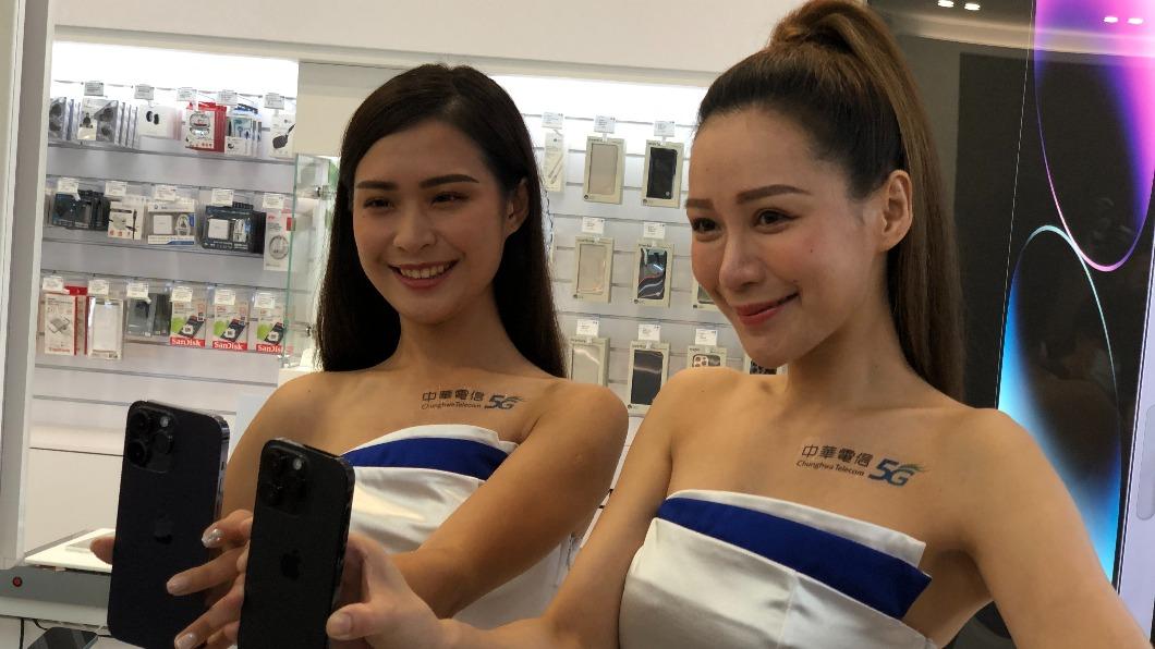 iPhone14開賣!18人輪排3天搶頭香 砸20萬送客人