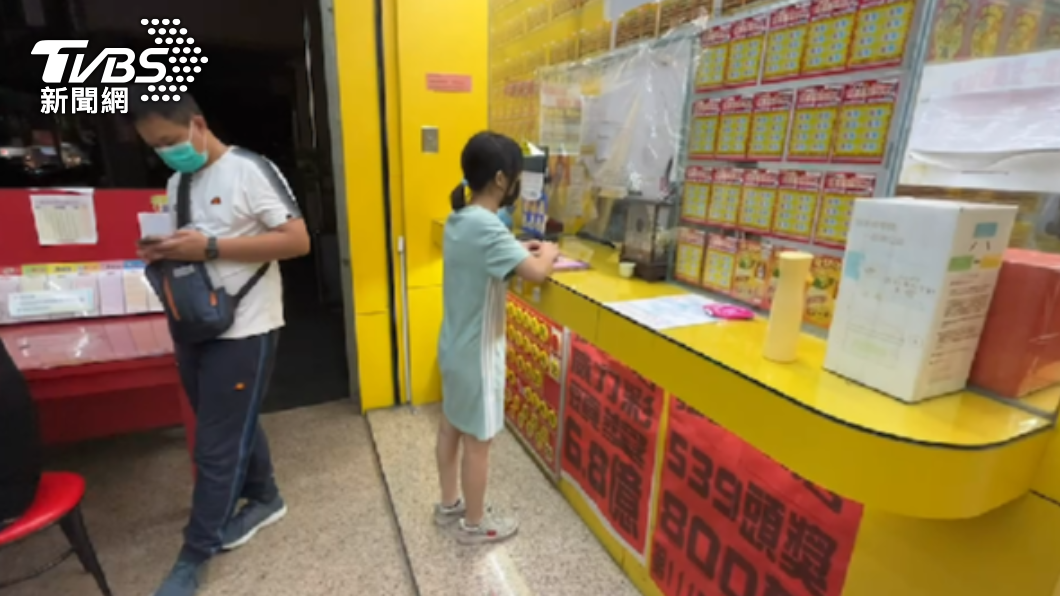 客人買彩券沾喜氣。(圖/TVBS)