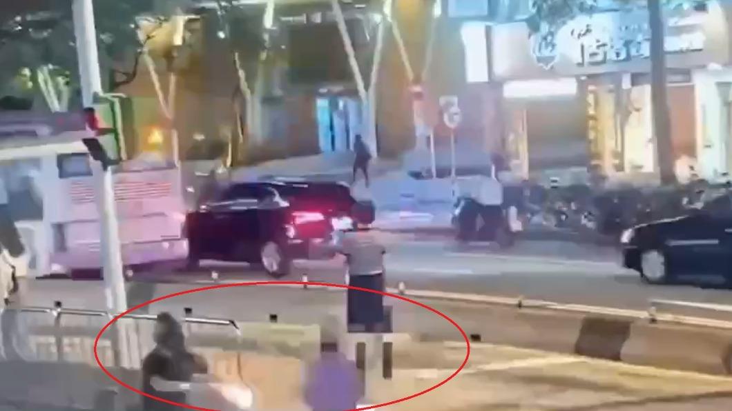 北市翁穿越馬路遭機車追撞 頭部重創傷重不治