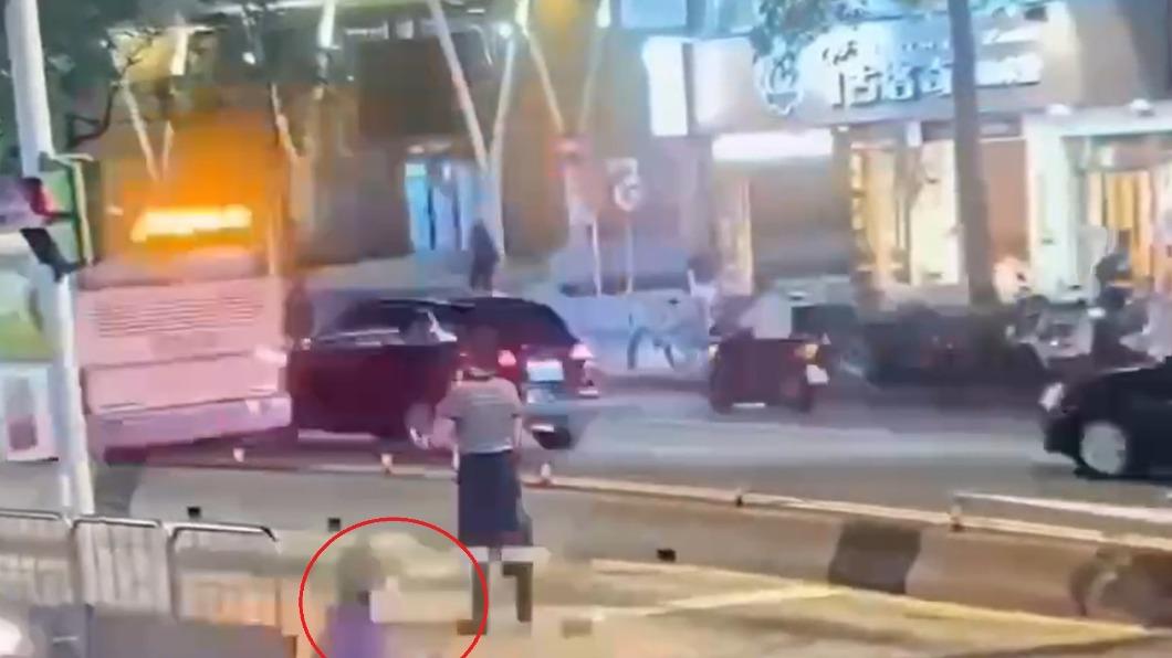 監視器拍下老翁準備穿越馬路至公車專用道。(圖/民眾提供)