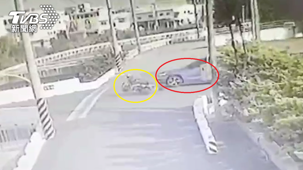 兩車在一處無號誌路口發生碰撞。（圖／翻攝自彰化踢爆網）