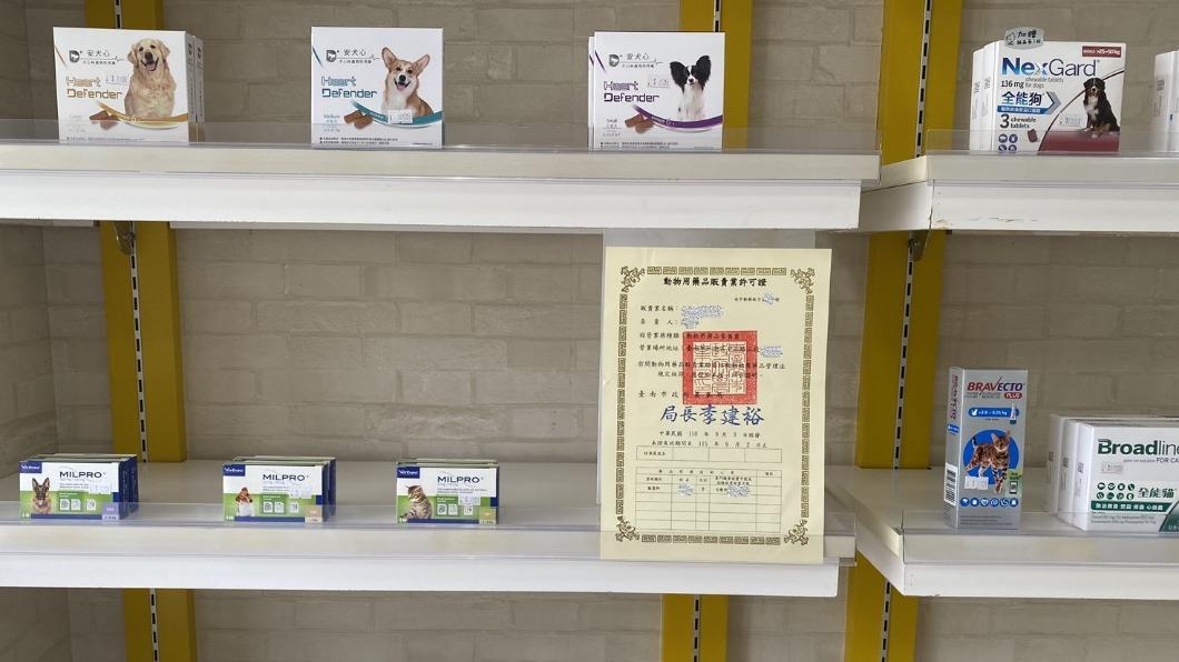 農業局表示,審查合格並取得動物用藥品販賣業許可證後,才可以登記營業。(圖/台南市政府農業局提供)