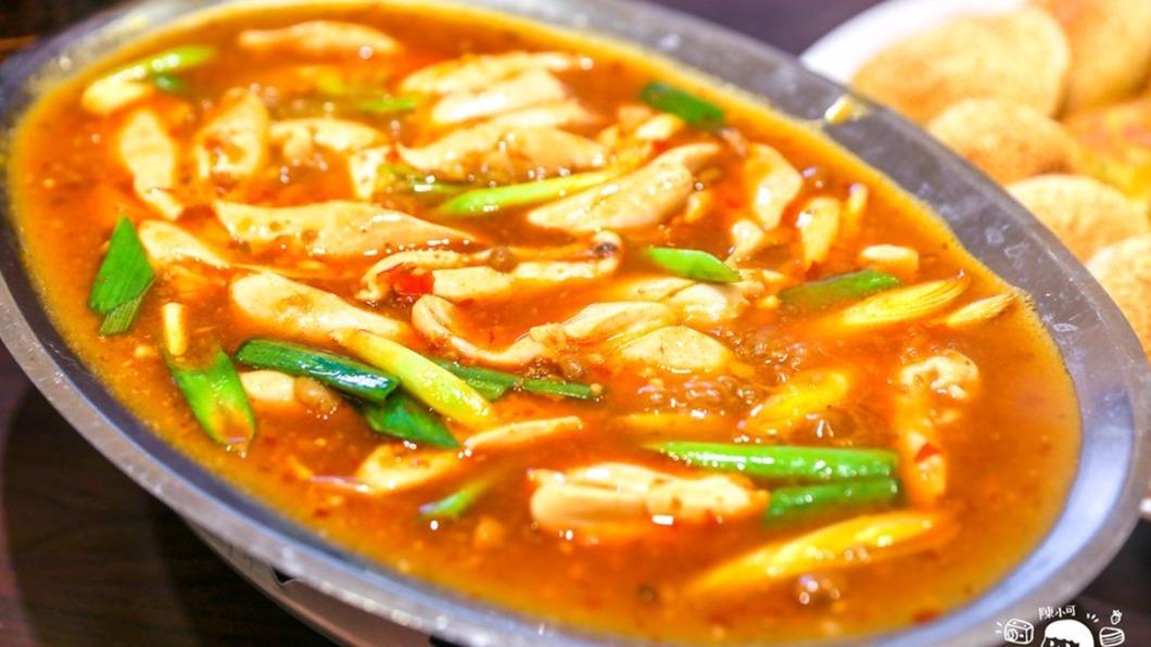 「魚膘」吃起來很軟綿，有點像麻婆豆腐。（圖／陳小可的吃喝玩樂提供）