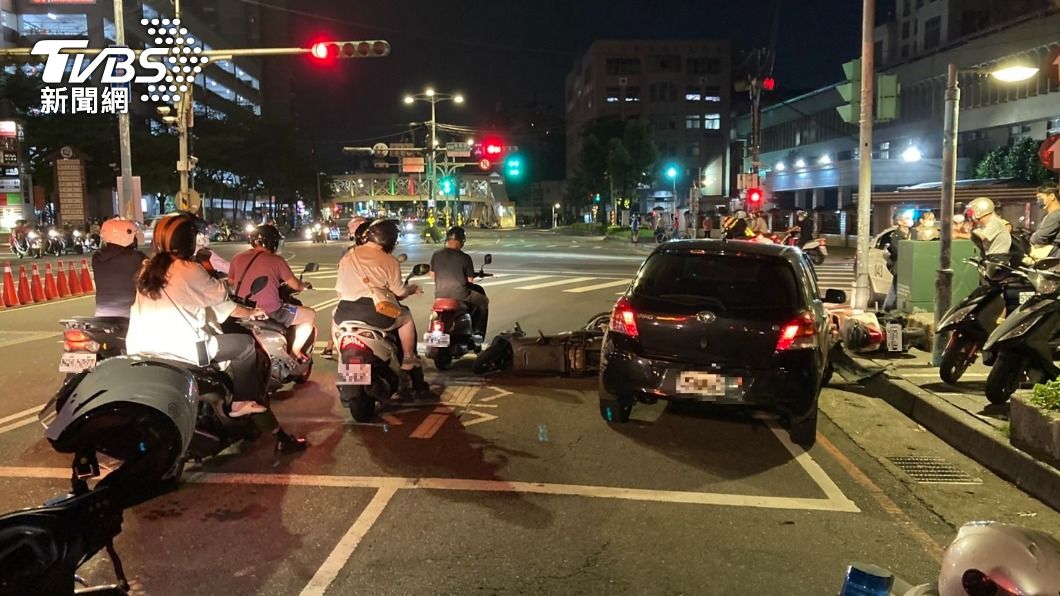 小轎車行駛中突爆胎！地檢署前衝撞4機車　通緝犯駕駛意外被逮