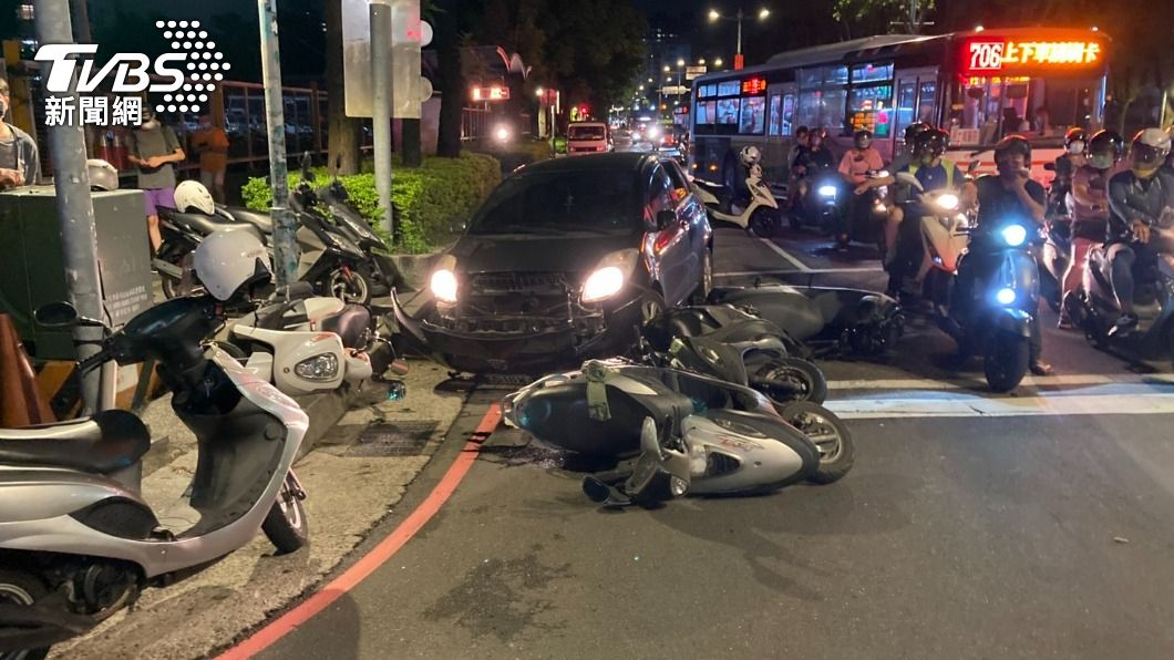 小轎車爆胎後撞上停等紅燈的機車，現場一團混亂。（圖／TVBS）