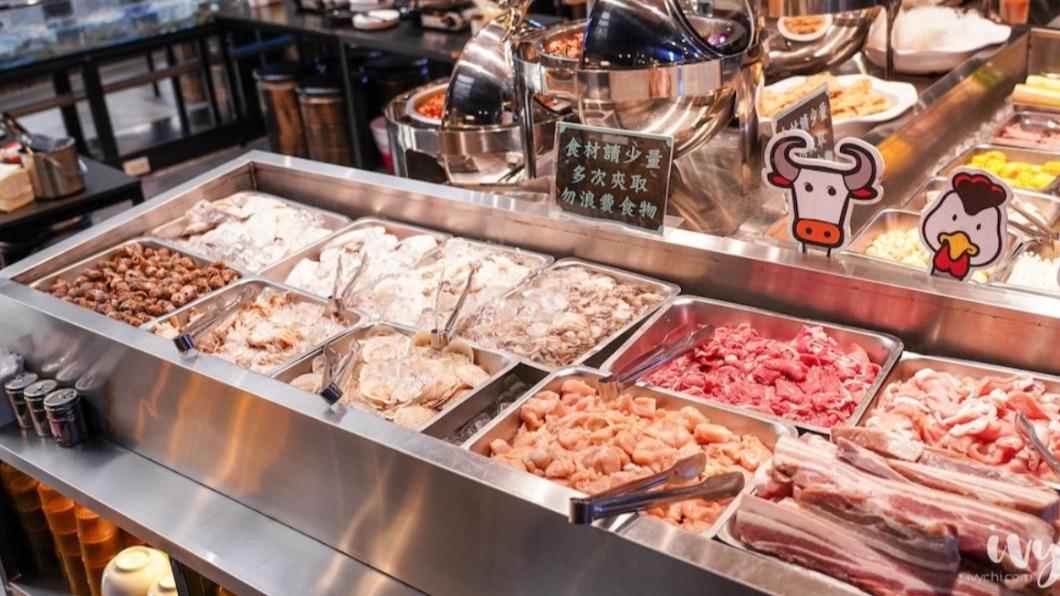 有多種肉類、蔬菜、火鍋料可以自由選擇,非常豐富又吃很飽。(圖/艾薇覓食趣提供)