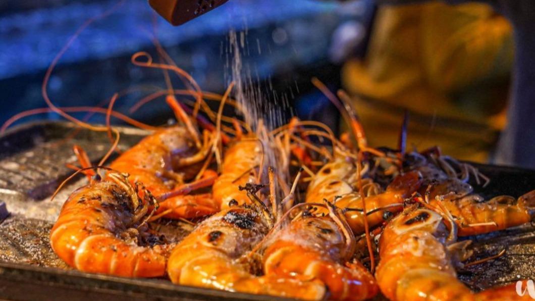 除了原味以外,也能撒入鹽巴調味成鹽烤蝦。(圖/艾薇覓食趣提供)
