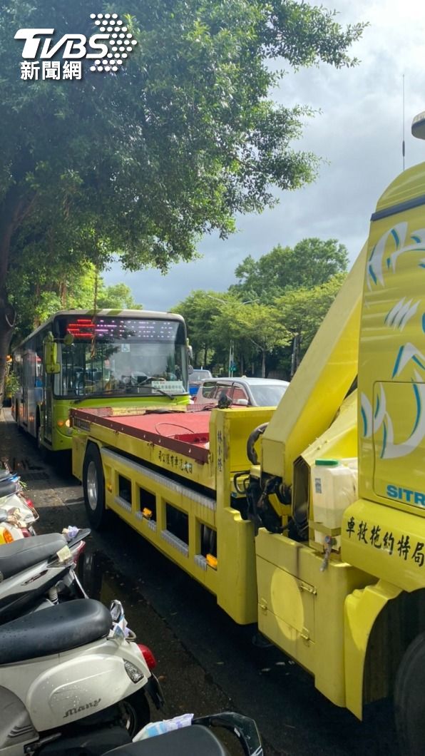 拖吊車將拋錨公車吊走。(圖/TVBS)