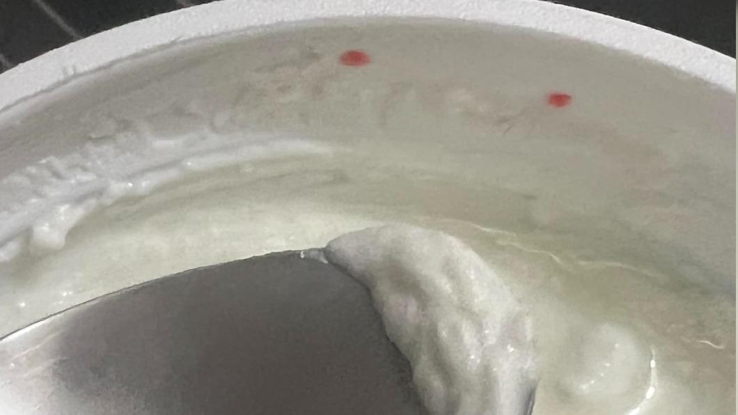 好市多優格「冒紅色點點」!她刮掉繼續吃 網急阻:恐丟命