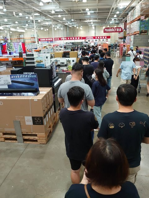 好市多一大早就出現排隊人潮。(圖/翻攝自PTT)