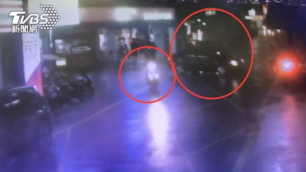 許姓騎士險些與小轎車擦撞,長按喇叭後慘遭對方圍毆。(圖/TVBS)