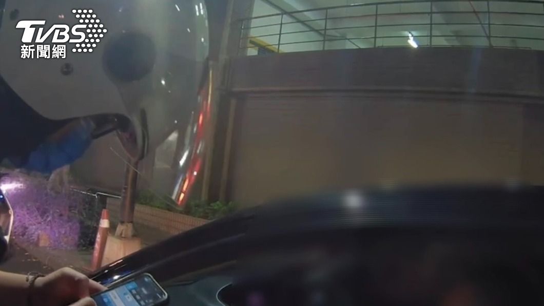 警方攔下涉案的車輛,當場逮捕林、許2人。(圖/TVBS)
